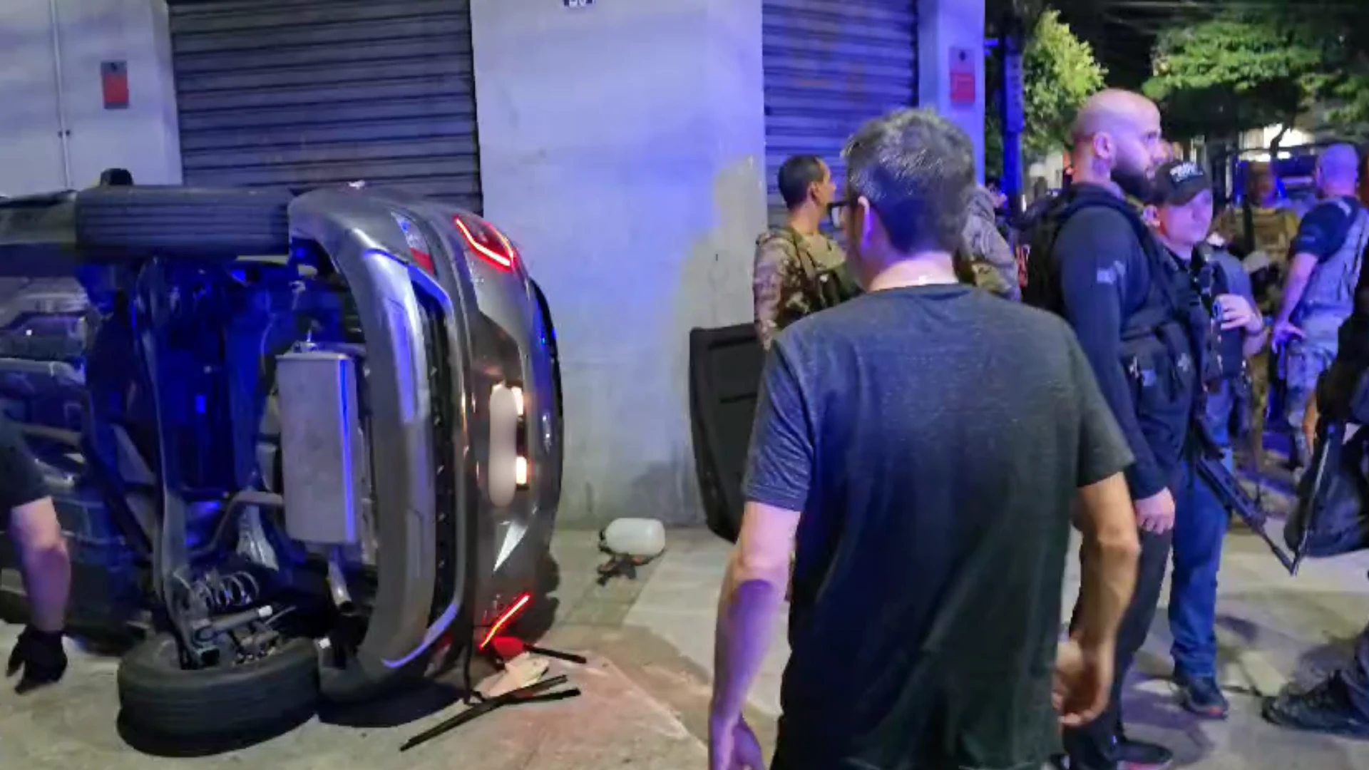 Homem é preso após capotar carro roubado durante perseguição no RJ