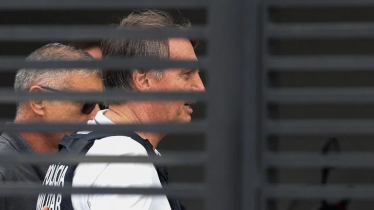 PF faz buscas na casa de Bolsonaro à procura de armas