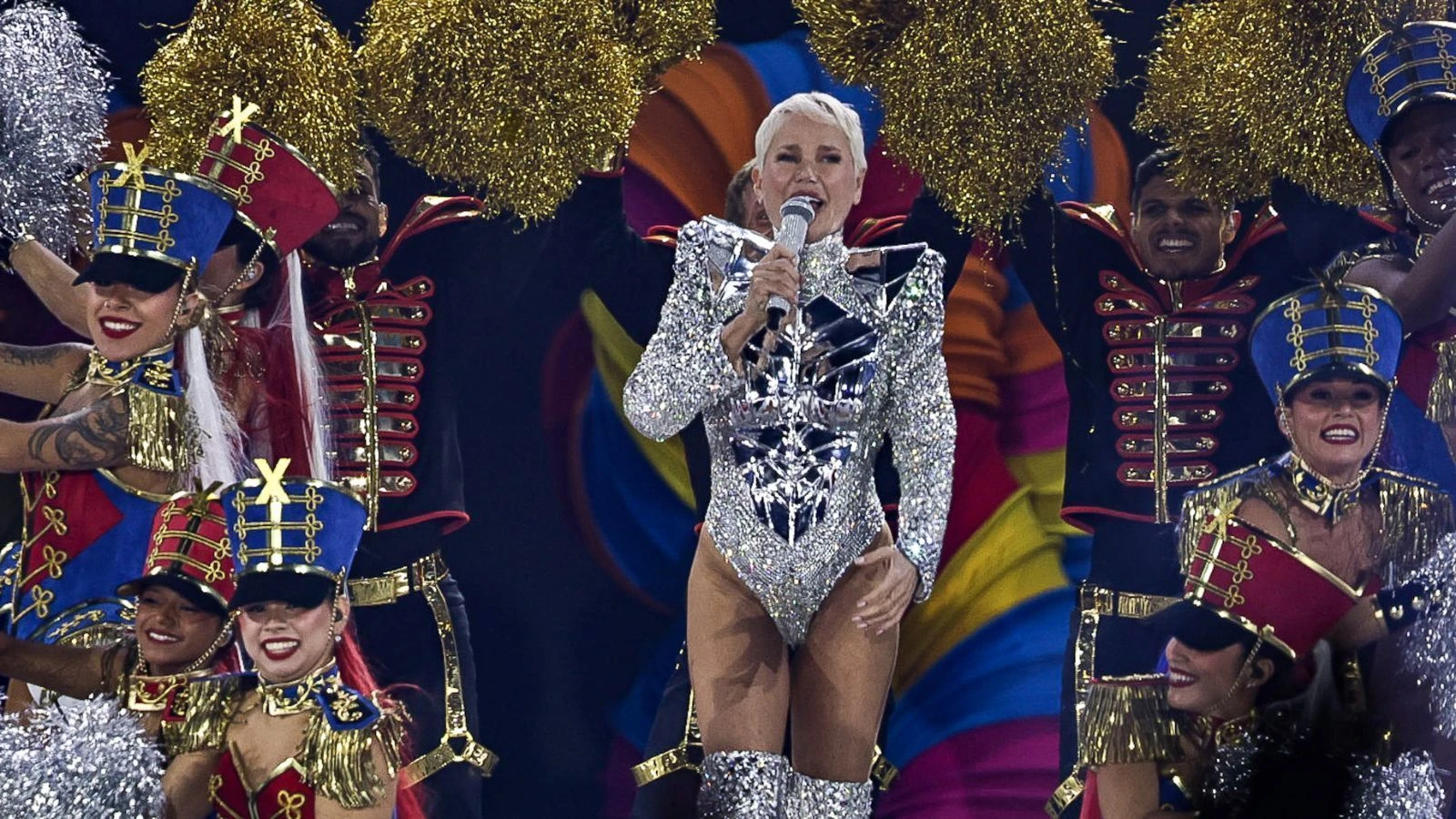 Xuxa rebate críticas a look usado em turnê e manda recado para haters