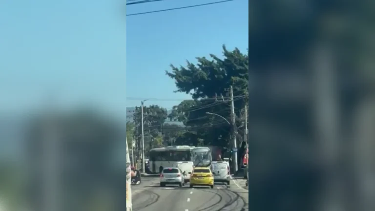 Ônibus são feitos de barricadas em repressão à PM na zona Sudoeste do Rio