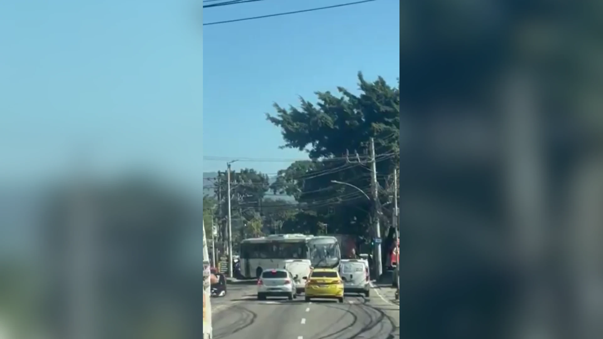 Ônibus são feitos de barricadas em repressão à PM na zona Sudoeste do Rio