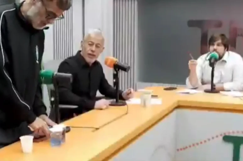 Locutor fica irritado e abandona entrevista após ser perguntado sobre Danilo Gentili: 'Liga pra ele'