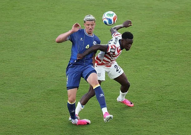 Árbitro brasileiro expulsa artilheiro dos Estados Unidos na Copa do Mundo