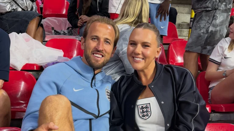 Esposa de Harry Kane assiste semifinal da Copa com bolsa de luxo e chinelo