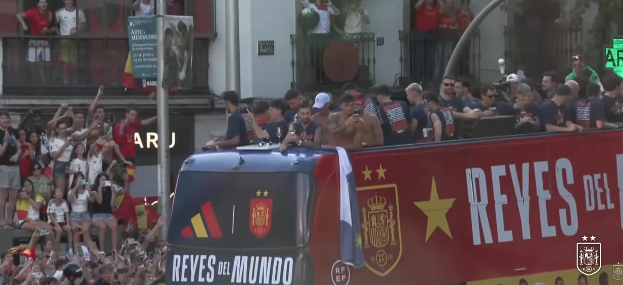 Seleção da Espanha é recebida por multidão em Madri após título da Copa