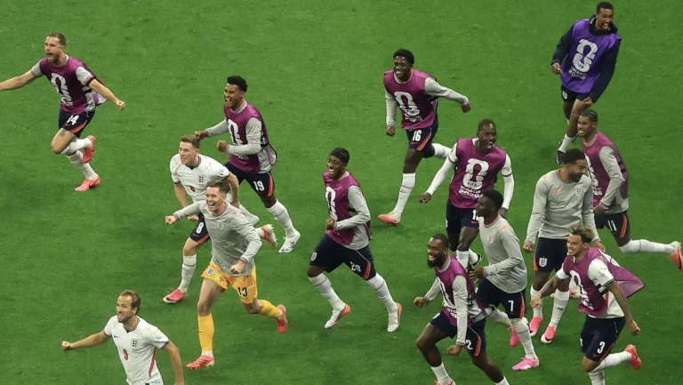 Meia da Inglaterra sofre lesão grave em comemoração da Inglaterra na Copa