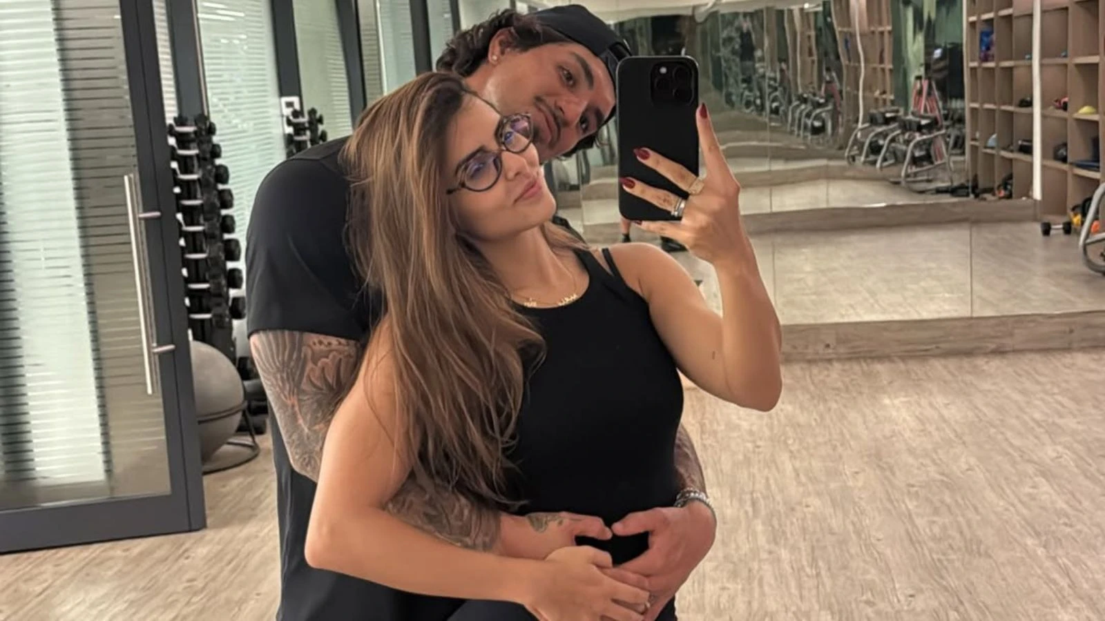 Mãe de Medina dá aval após surfista pedir Isabella Arantes em casamento