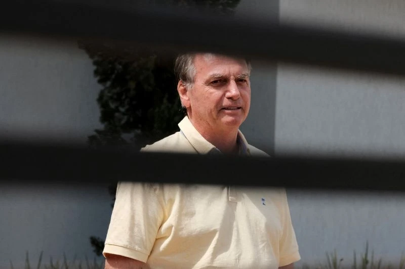Bolsonaro abre mão de arma e aguarda decisão de Moraes sobre domiciliar