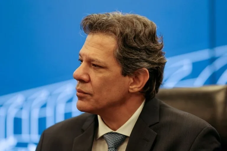 Aula de Haddad é interrompida após tumulto e briga entre manifestantes