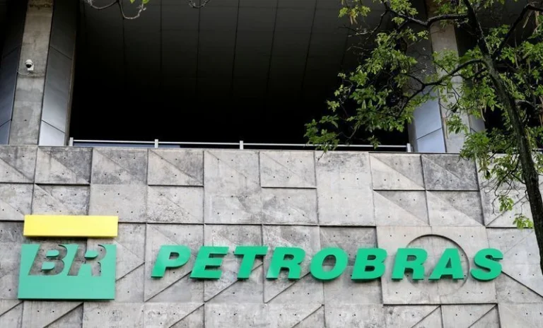 PDT sugere volta da Petrobras à distribuição de combustível a plano de Lula