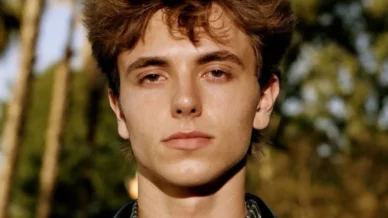 Filho de Britney Spears estreia como modelo em campanha para a MAC
