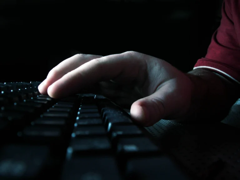 Adolescente é apreendido por vender material de abuso infantil no Discord