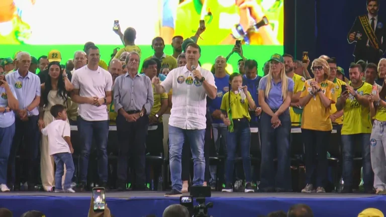 No Rio, Flávio fala em “tirar bandidos de circulação, em pé ou deitados”