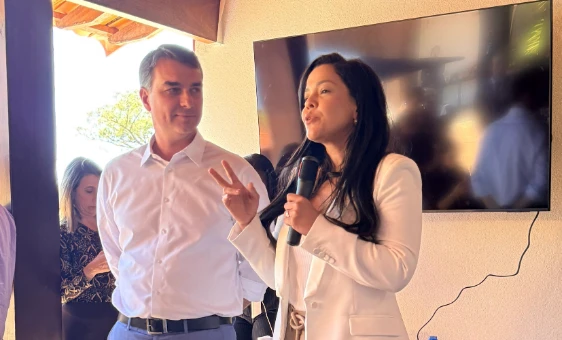 Campanha de Flávio consultou Priscila Costa em véspera de anúncio de vice