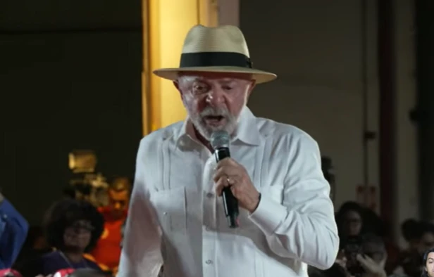 Lula diz que vai “ser multado” por pedidos de voto em convenção na BA