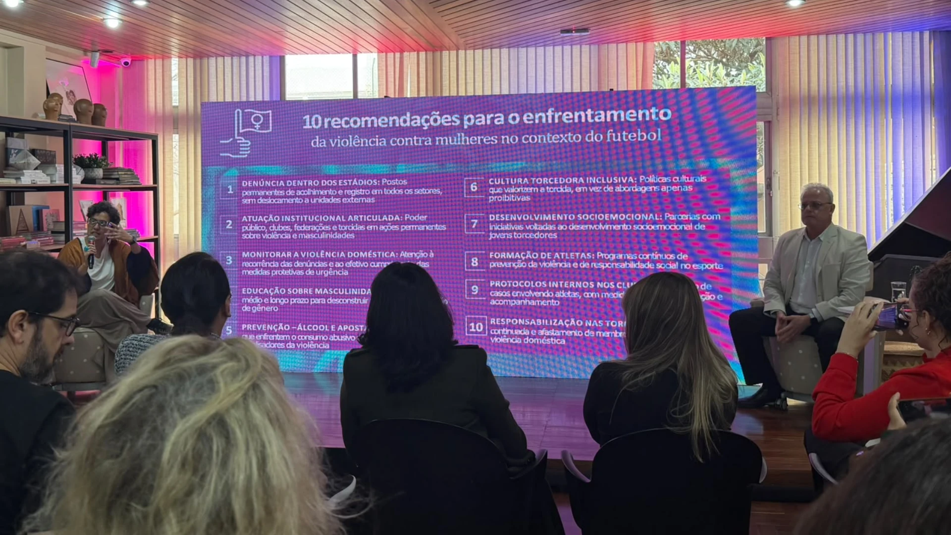 Registros de violência contra mulheres jovens sobem 44% em dias de jogo