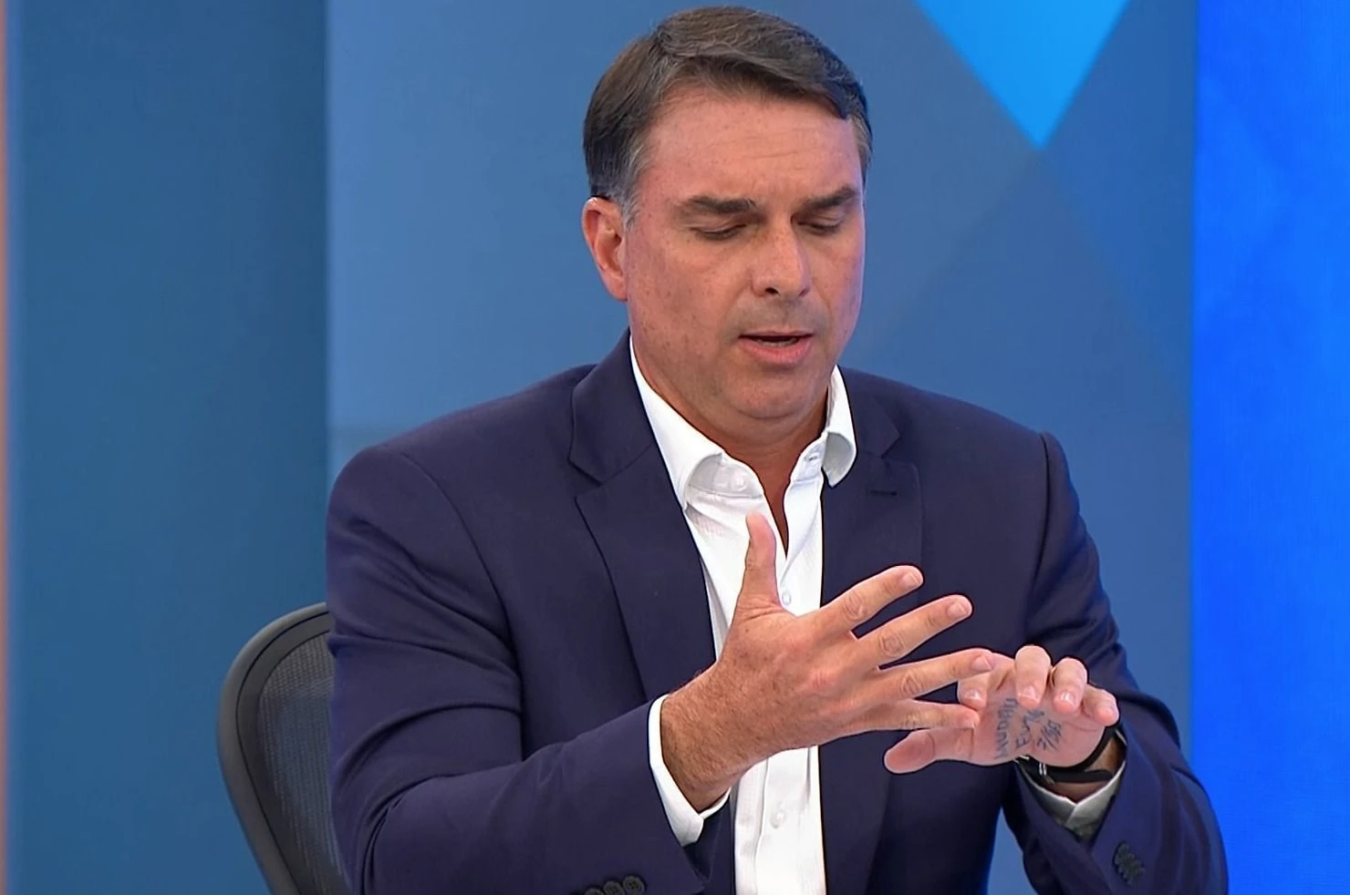 Análise: sabatina de Flávio foi marcada pelo peso das perguntas