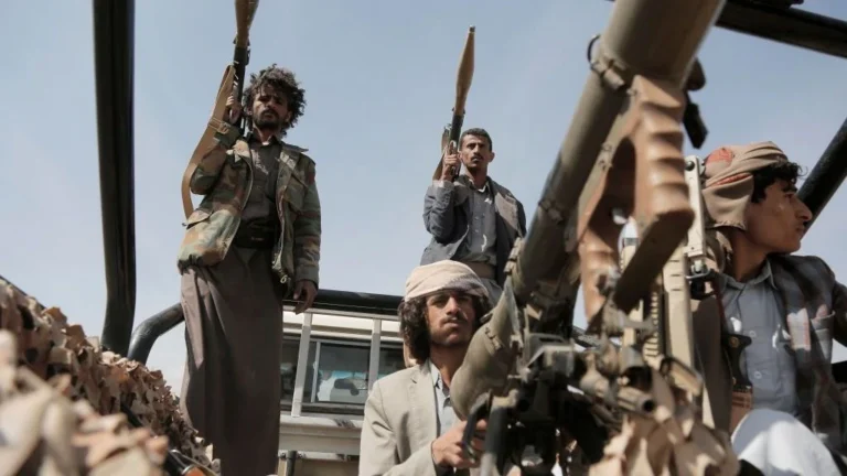 Especialistas avaliam escalada no Mar Vermelho após ataques dos Houthis