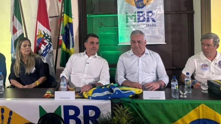 Flávio promete manter Bolsa Família, cita trem e confirma apoio a JHC em AL
