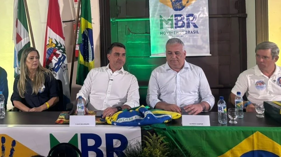 Flávio promete manter Bolsa Família, cita trem e confirma apoio a JHC em AL