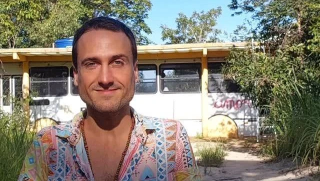 Longe da TV, quem é o ex-ator da Globo que vive em ônibus adaptado