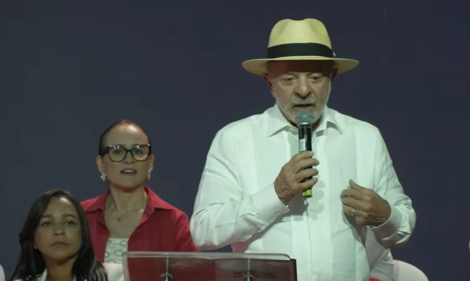 Lula defende igualdade de gênero em cargos de gestão em evento com mulheres