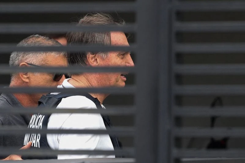 Bolsonaro pede para ir ao dentista e sugere nome de esposa de Flávio