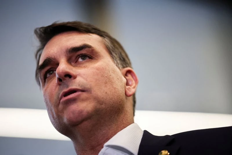 Flávio reage a pagamentos revelados envolvendo ex-chefe de gabinete de Lula