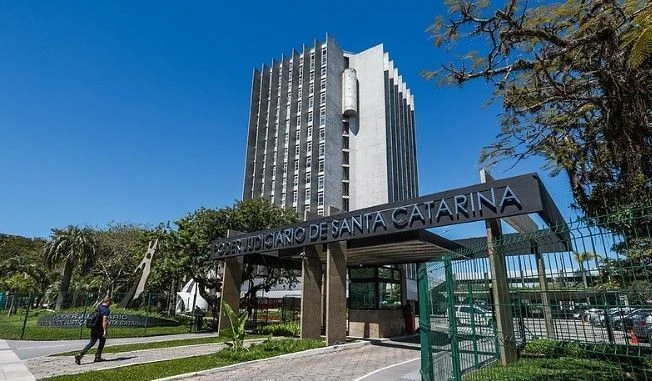 Justiça de SC condena homem que beijou menina à força a pagar R$ 75 mil