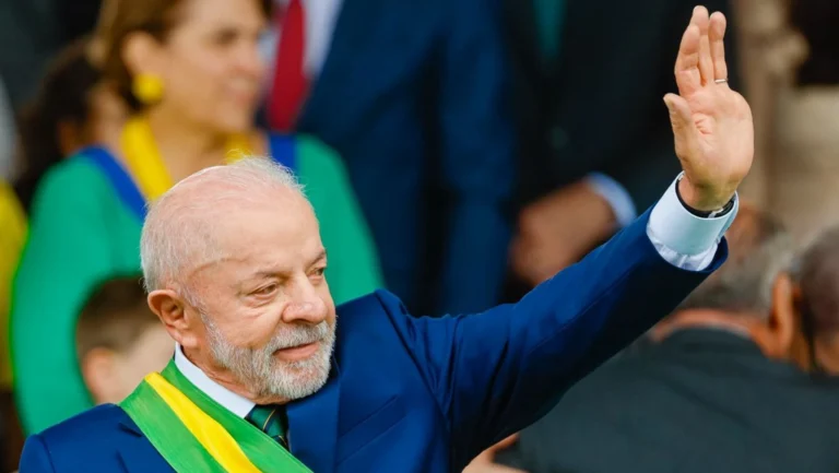 Diante de sessão no STF, Lula intensifica movimento para descolar de Moraes