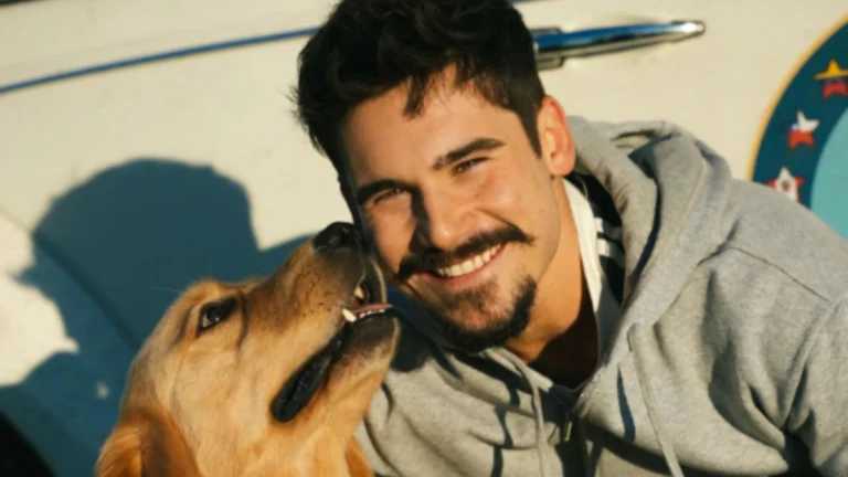 Nicolas Prattes posa de sunga em sauna e fãs reagem: “Não é inocente”