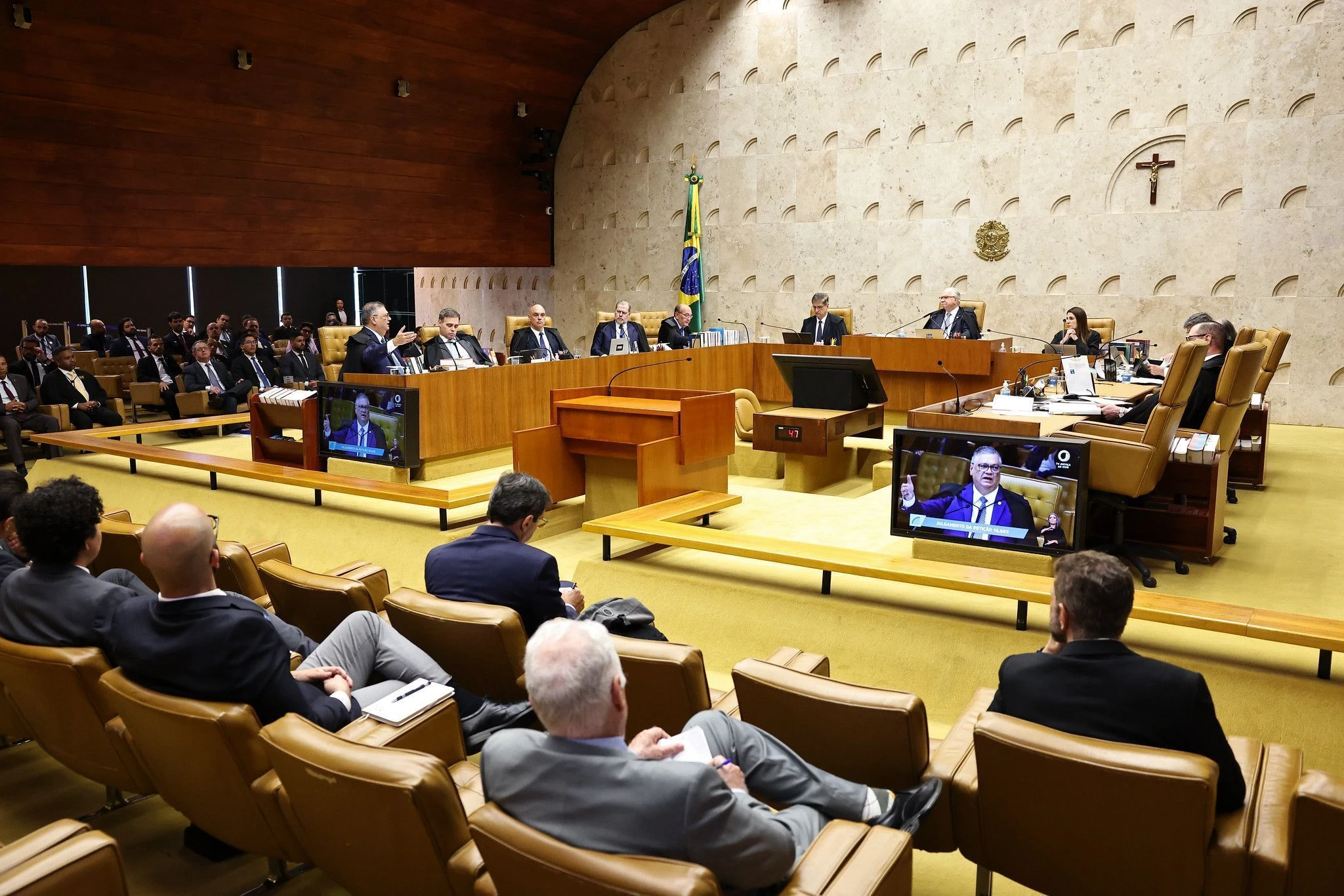 Análise: Nas redes, crise saiu de Moraes/Mendonça e atinge todo o Supremo
