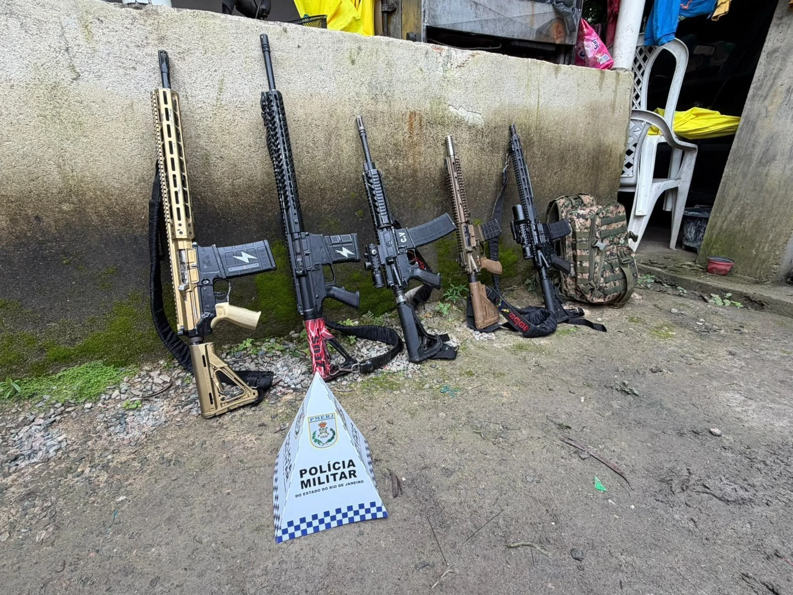 Polícia Militar prende 4 criminosos e apreende 5 fuzis em Magé