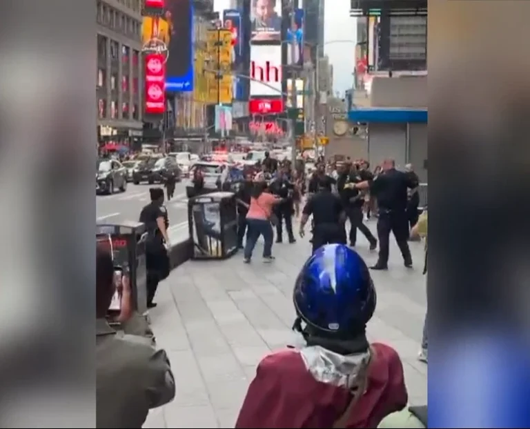 Veja momento em que mulher que esfaqueou dois em NY é baleada pela polícia
