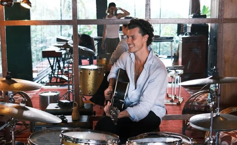 Shawn Mendes surge em estúdio no Brasil e fãs especulam possível lançamento