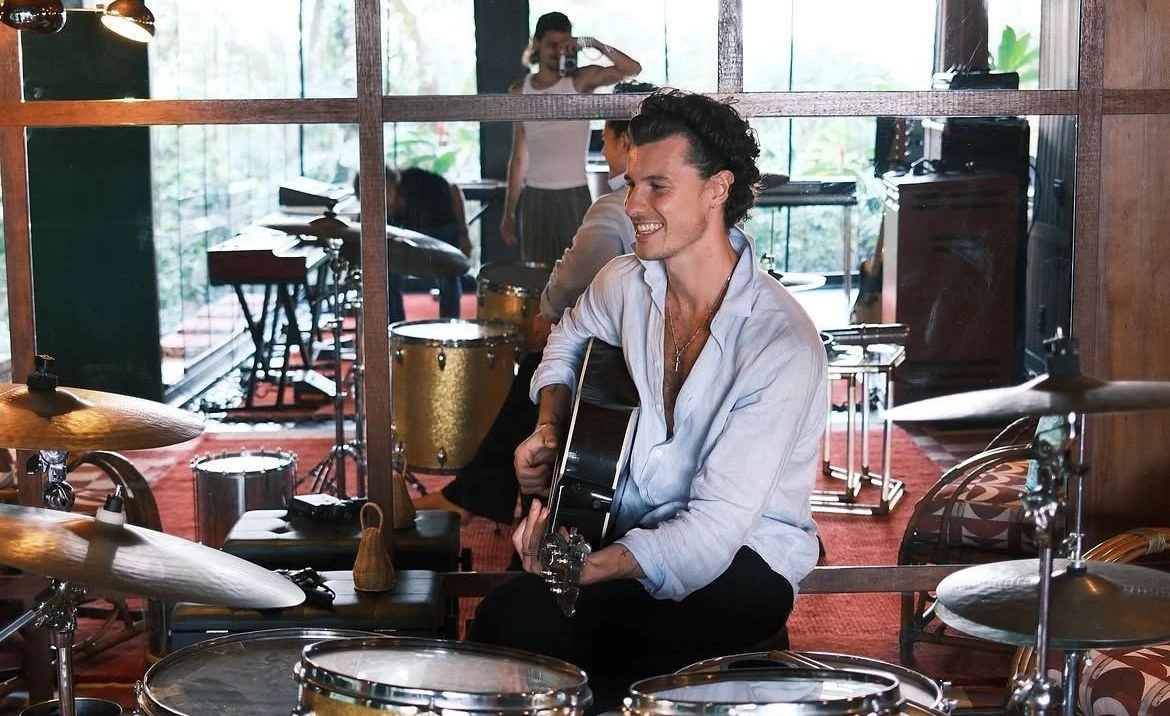 Shawn Mendes surge em estúdio no Brasil e fãs especulam possível lançamento