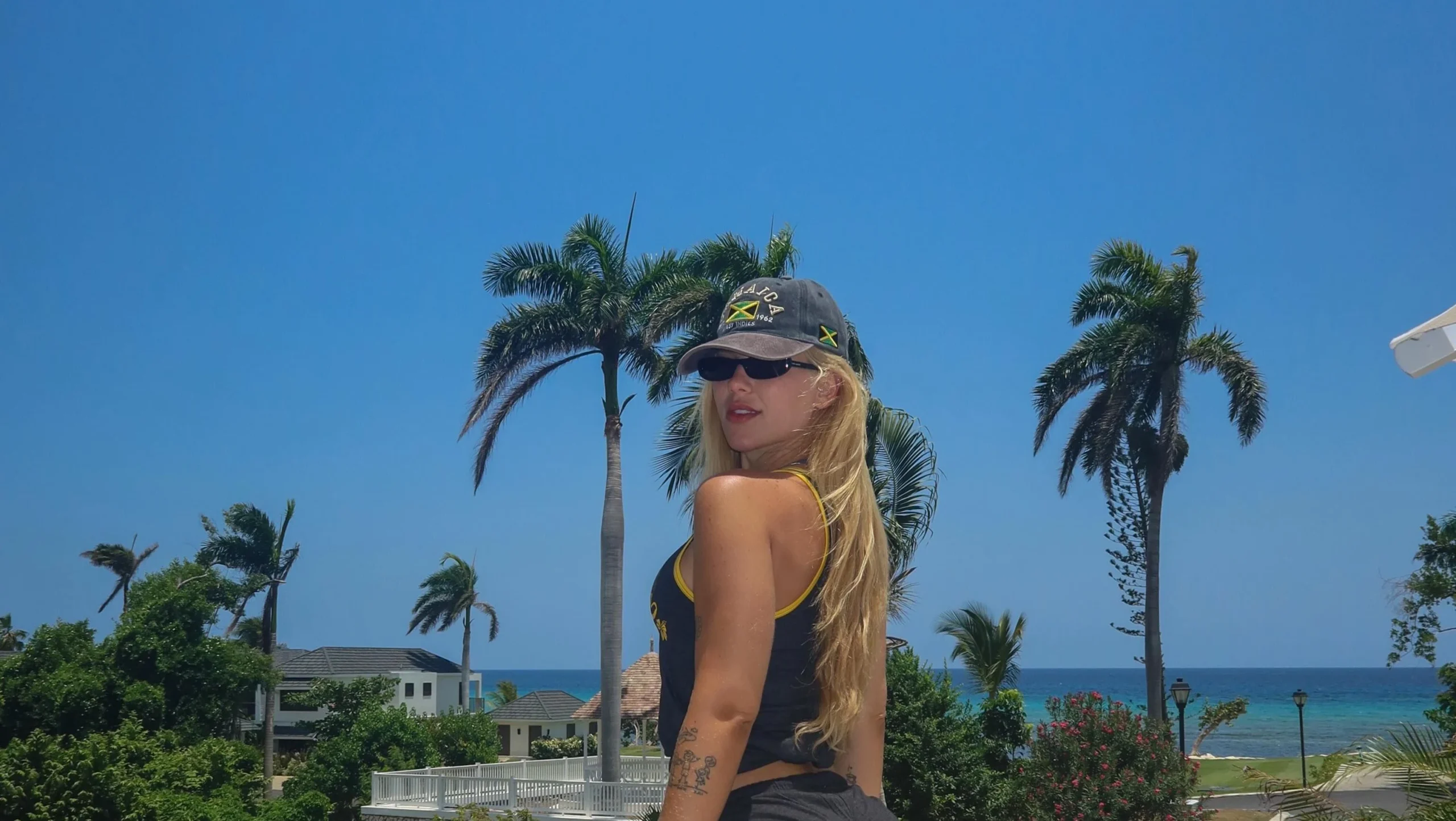 Virginia divide opiniões ao surgir com blusa rasgada: 