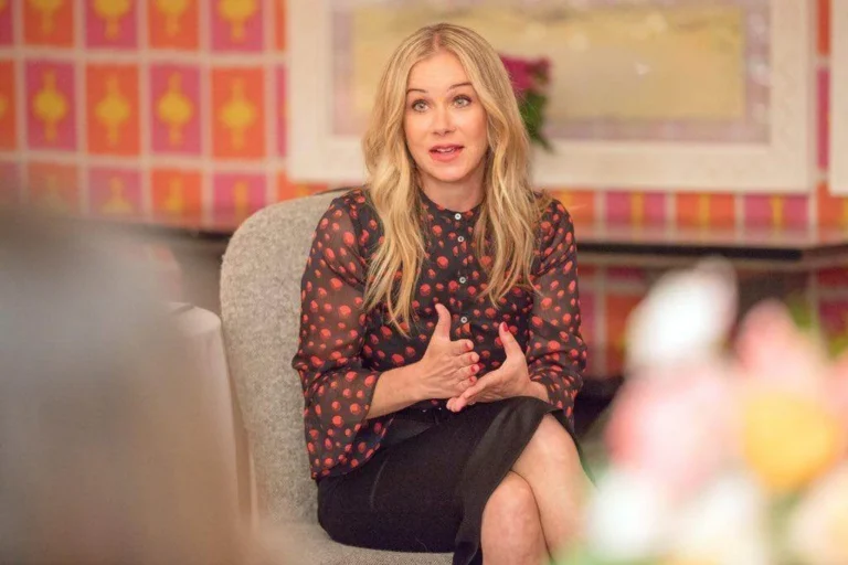Christina Applegate descobre diagnóstico errado de esclerose múltipla