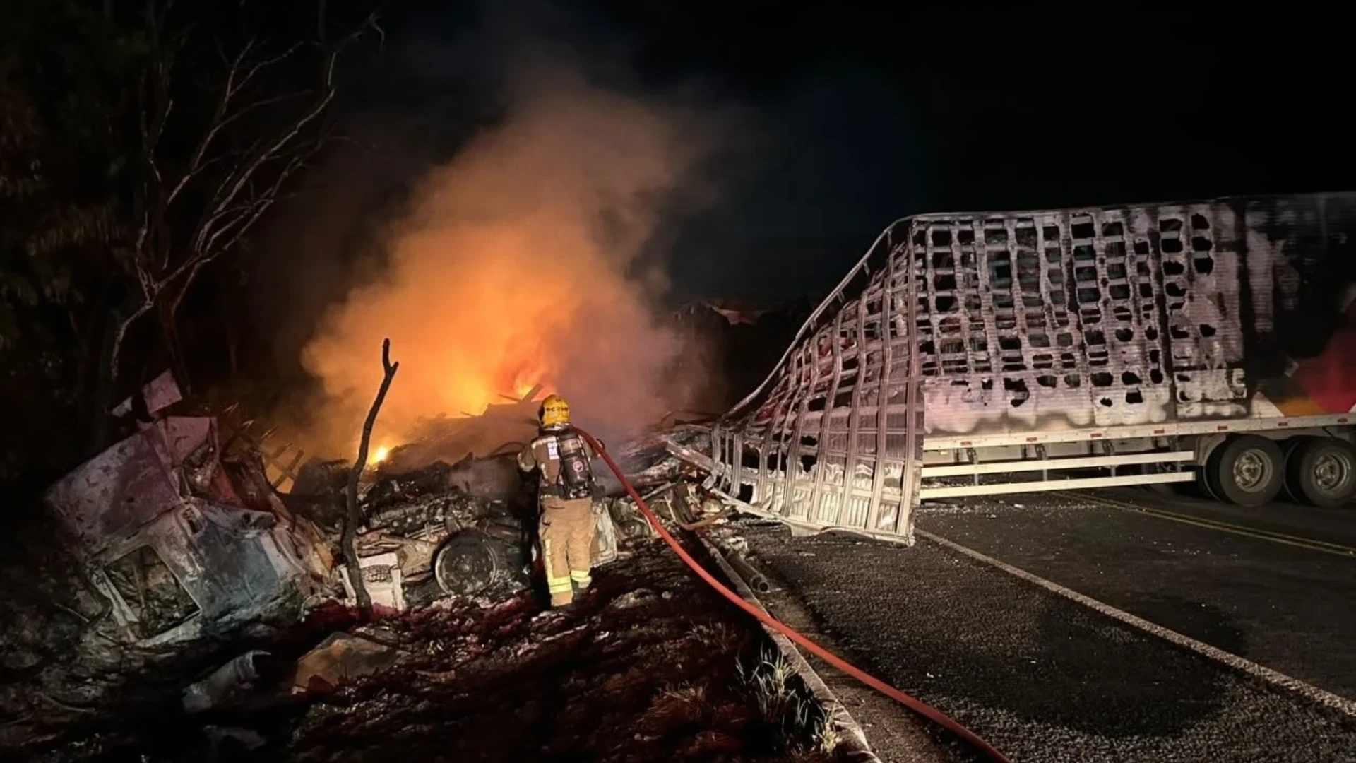 Acidente entre carretas causa incêndio e uma pessoa morre carbonizada em MG