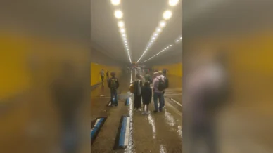 Chuva forte alaga túnel do Vale do Anhangabaú e deixa carros boiando em SP
