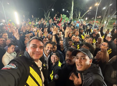 Flávio se reúne com motoboys em São Paulo ao lado de Tarcísio e Nunes