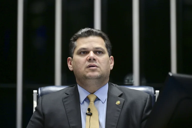 Alcolumbre flerta com anistia em aceno à direita