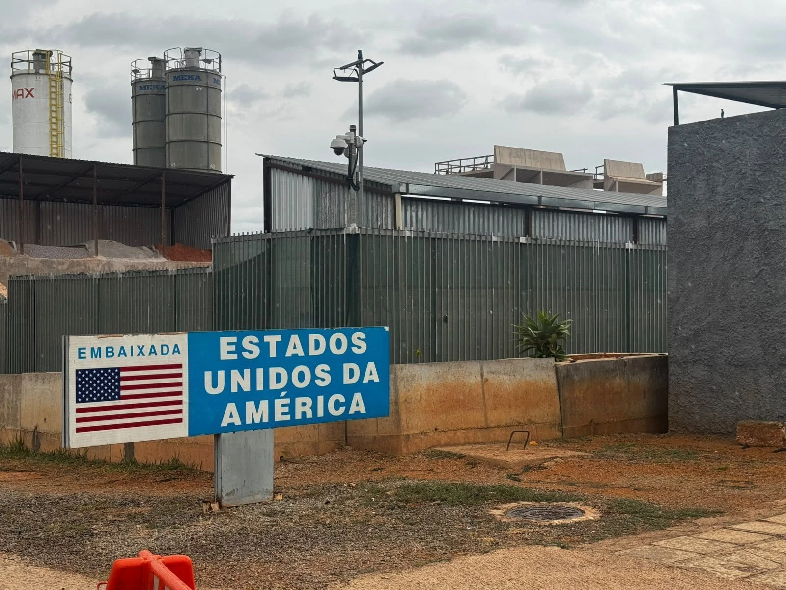 PMDF reforça segurança na embaixada dos EUA após alerta de segurança