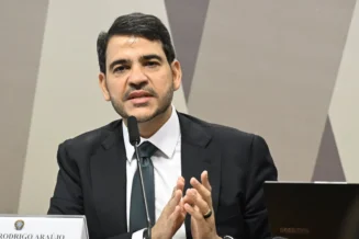 Flávio aciona TSE contra Messias por suposto uso de IA em apoio a Lula