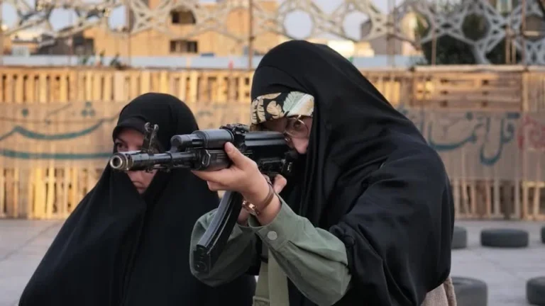 Mulheres iranianas realizam treino militar com armas em Teerã