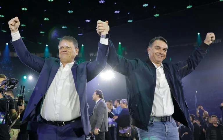 Fuga de Flávio Bolsonaro abre disputa por liderança da direita no Brasil