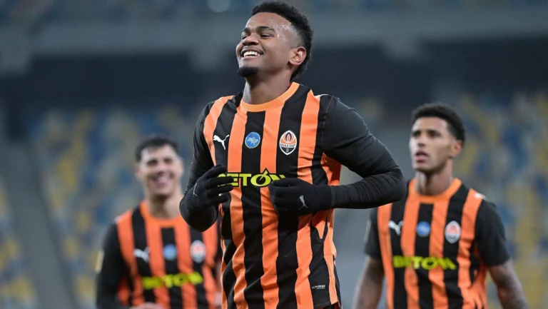 Surpresa de Ancelotti, Alisson Santana brilha com dois golaços no Shakhtar