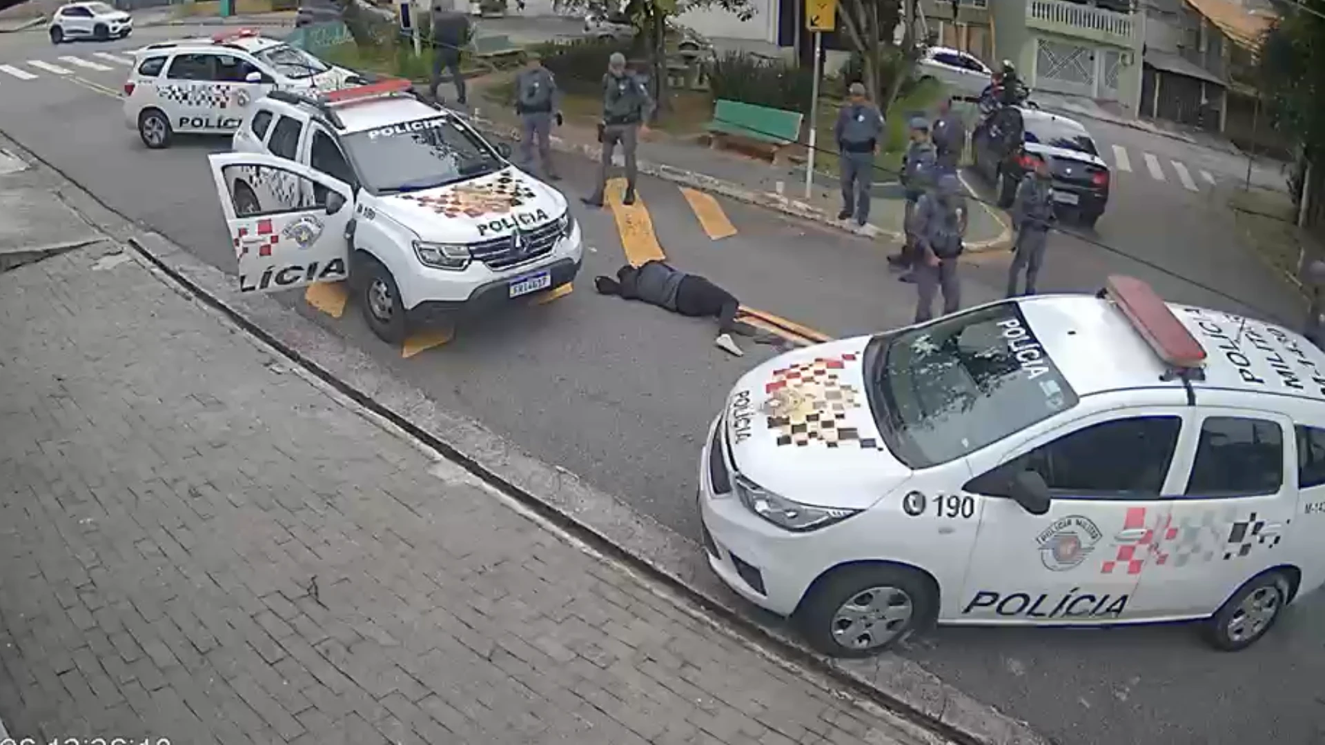 Vídeo: Homem com faca na mão avança contra PMs e é baleado em Osasco