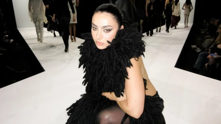 Charli XCX festeja volta à América do Sul: “Foi difícil guardar segredo”