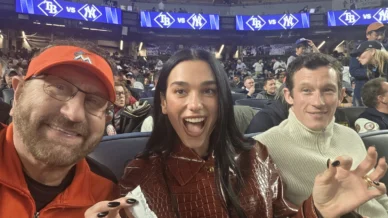 Dua Lipa diverte web ao encontrar fã de beisebol e 